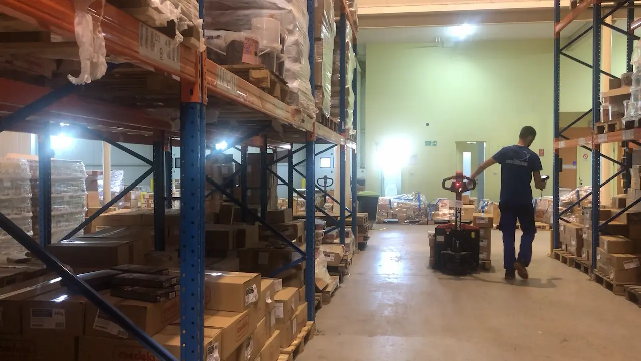 snimak viljuškara iz drona u magacinu